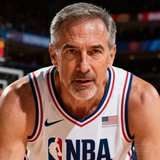 一位中年男性篮球爱好者用户头像，穿着NBA球衣，表情专注